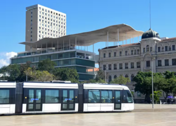 O Museu de Arte do Rio (MAR) comemora 13 anos com entrada gratuita aos sábados em março, abertura de exposições de Guilhermina Augusti, Nô Martins e itinerância da 36ª Bienal de São Paulo.