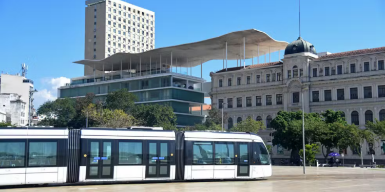 O Museu de Arte do Rio (MAR) comemora 13 anos com entrada gratuita aos sábados em março, abertura de exposições de Guilhermina Augusti, Nô Martins e itinerância da 36ª Bienal de São Paulo.