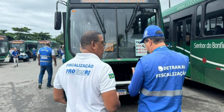 Seis ônibus foram retirados de circulação em Angra dos Reis após fiscalização identificar falhas de segurança e acessibilidade em veículos da Viação Senhor do Bonfim.