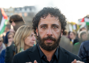 Motaz Malhees, ator do filme palestino indicado ao Oscar, não poderá comparecer à cerimônia devido a restrições de entrada nos EUA para cidadãos palestinos. O longa retrata a morte da menina Hind Rajab em Gaza.