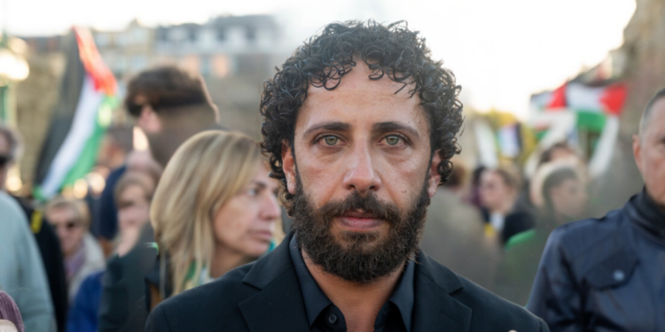 Motaz Malhees, ator do filme palestino indicado ao Oscar, não poderá comparecer à cerimônia devido a restrições de entrada nos EUA para cidadãos palestinos. O longa retrata a morte da menina Hind Rajab em Gaza.
