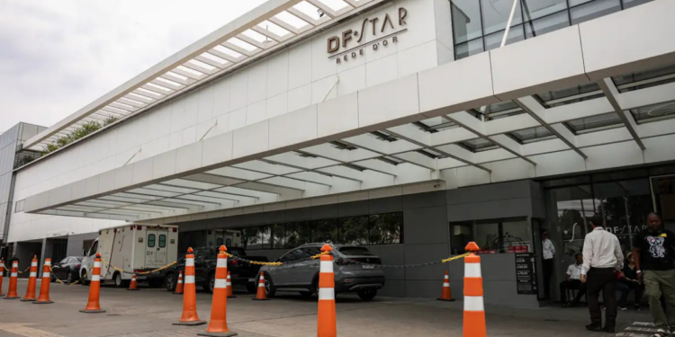 Jair Bolsonaro apresenta alteração na função renal e aumento de inflamação durante internação na UTI do Hospital DF Star, em Brasília, onde trata broncopneumonia bacteriana.