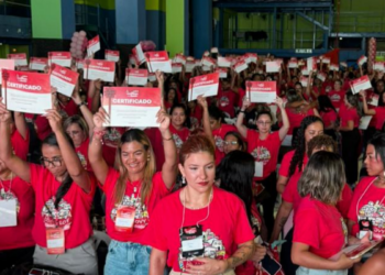 Na Rocinha, 550 mulheres recebem certificado em curso de estética e beleza, promovendo capacitação profissional e oportunidades de renda. Iniciativa é realizada por associação de moradores, escola de samba e empresa parceira.
