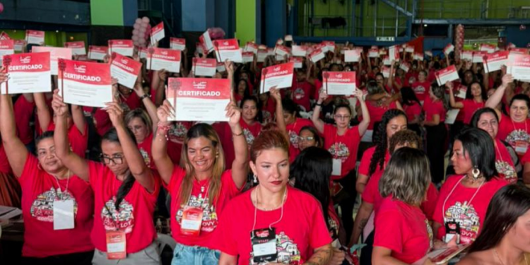 Na Rocinha, 550 mulheres recebem certificado em curso de estética e beleza, promovendo capacitação profissional e oportunidades de renda. Iniciativa é realizada por associação de moradores, escola de samba e empresa parceira.