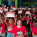 Na Rocinha, 550 mulheres recebem certificado em curso de estética e beleza, promovendo capacitação profissional e oportunidades de renda. Iniciativa é realizada por associação de moradores, escola de samba e empresa parceira.
