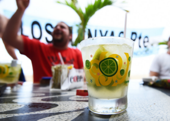 Homem suspeito de aplicar golpe contra turista colombiano é preso em Copacabana após cobrança indevida de R$ 2.500 por uma caipirinha. Caso será investigado pela Delegacia de Apoio ao Turismo.