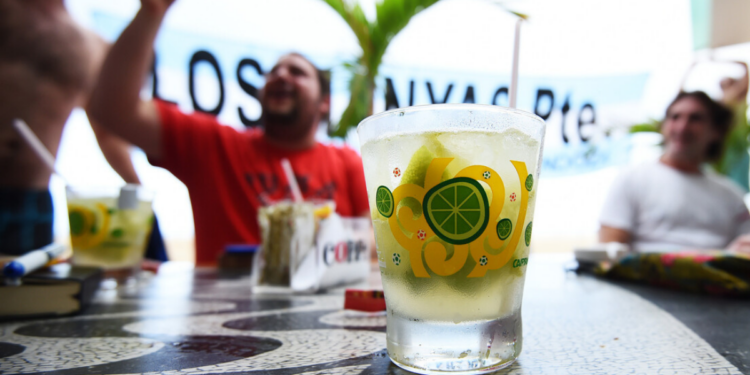 Homem suspeito de aplicar golpe contra turista colombiano é preso em Copacabana após cobrança indevida de R$ 2.500 por uma caipirinha. Caso será investigado pela Delegacia de Apoio ao Turismo.