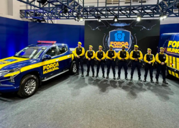 A Prefeitura do Rio lança a Força Municipal da Guarda Municipal, com agentes armados, patrulhamento estratégico e equipamentos modernos, visando combater roubos e furtos em locais de grande fluxo.