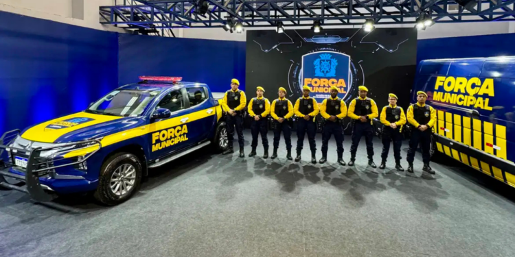 A Prefeitura do Rio lança a Força Municipal da Guarda Municipal, com agentes armados, patrulhamento estratégico e equipamentos modernos, visando combater roubos e furtos em locais de grande fluxo.