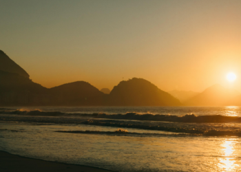O clima no Rio de Janeiro alterna entre sol e instabilidade nesta semana, com temperaturas acima de 30º C no início e pancadas de chuva previstas para quinta e sexta-feira.