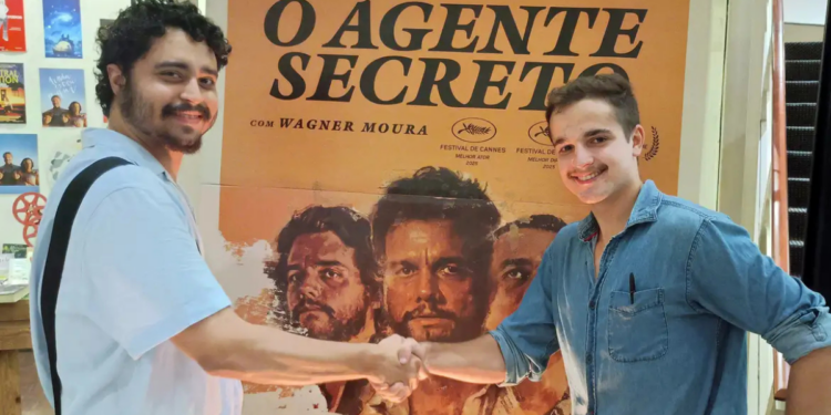 No Estação Net Rio, fãs disputam concurso de sósias de Wagner Moura enquanto acompanham a transmissão do Oscar, celebrando O Agente Secreto e o cinema brasileiro.