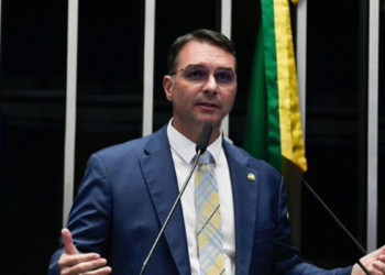 Flávio Bolsonaro (PL-RJ) critica CPI proposta por Alessandro Vieira para apurar ministros do STF, chamando-a de ilegal, mas assina o requerimento e sugere inclusão de outros nomes na investigação.