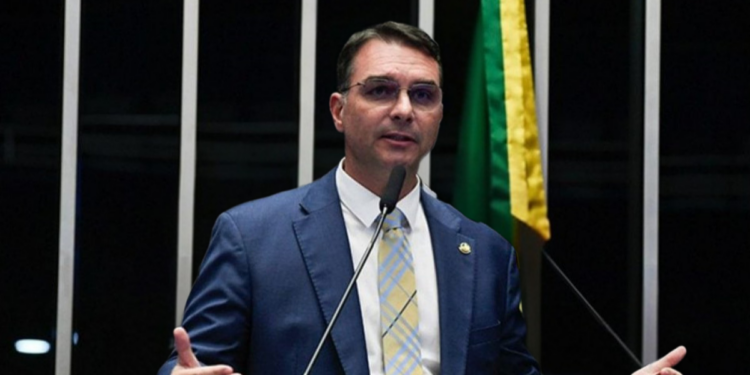 Flávio Bolsonaro (PL-RJ) critica CPI proposta por Alessandro Vieira para apurar ministros do STF, chamando-a de ilegal, mas assina o requerimento e sugere inclusão de outros nomes na investigação.