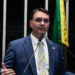 Flávio Bolsonaro (PL-RJ) critica CPI proposta por Alessandro Vieira para apurar ministros do STF, chamando-a de ilegal, mas assina o requerimento e sugere inclusão de outros nomes na investigação.