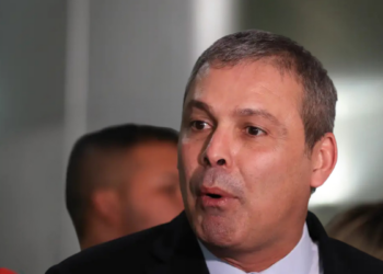 Deputado Lindbergh Farias questiona aumento nas contas de energia no Rio de Janeiro, que chegam a 15,46%, e recorre à Justiça Federal além de lançar abaixo-assinado contra os reajustes.