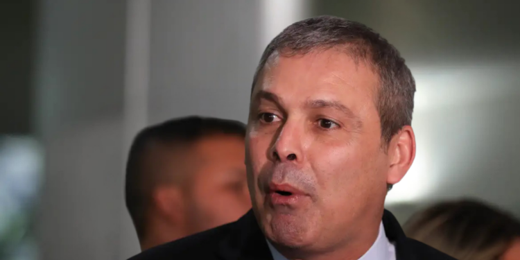 Deputado Lindbergh Farias questiona aumento nas contas de energia no Rio de Janeiro, que chegam a 15,46%, e recorre à Justiça Federal além de lançar abaixo-assinado contra os reajustes.