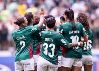 Palmeiras enfrenta o Flamengo pelo Brasileirão Feminino buscando manter a liderança. Jogo acontece nesta segunda em Barueri com entrada gratuita.