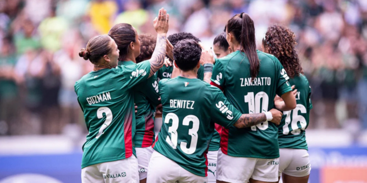 Palmeiras enfrenta o Flamengo pelo Brasileirão Feminino buscando manter a liderança. Jogo acontece nesta segunda em Barueri com entrada gratuita.