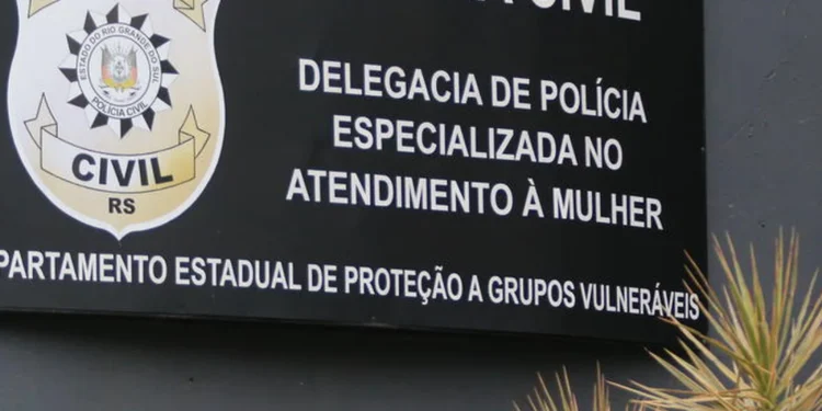 Polícia do AM busca suspeito de crime contra adolescente com TEA e divulga imagem.