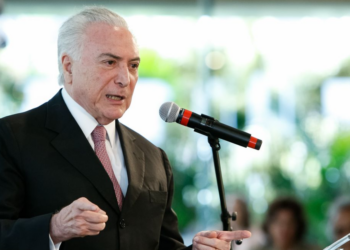 Michel Temer decide não disputar a Presidência em 2026. A decisão impacta os rumos do MDB, que enfrenta divergências internas sobre apoio nas próximas eleições.