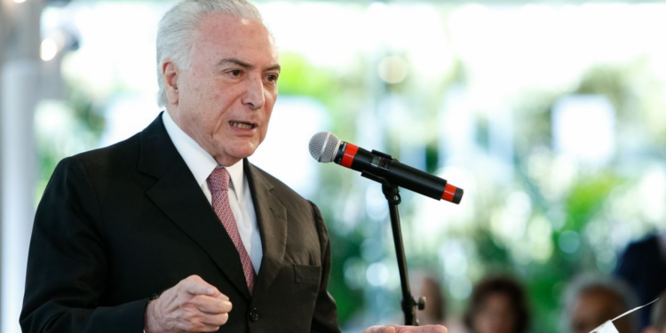 Michel Temer decide não disputar a Presidência em 2026. A decisão impacta os rumos do MDB, que enfrenta divergências internas sobre apoio nas próximas eleições.