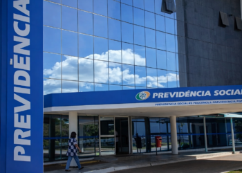 Servidores do INSS decretam estado de greve e pressionam governo por mudanças na carreira. Até agora, atendimento e pagamentos seguem normais.