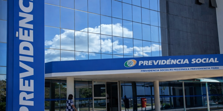Servidores do INSS decretam estado de greve e pressionam governo por mudanças na carreira. Até agora, atendimento e pagamentos seguem normais.