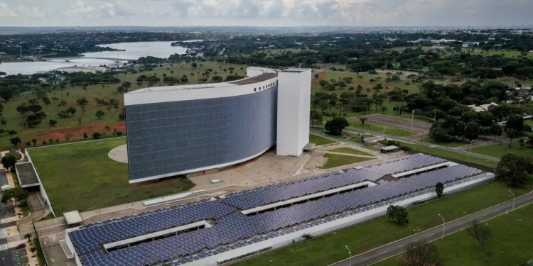 O primeiro turno das Eleições 2026 será em 4 de outubro. Jovens que vão completar 18 anos devem emitir o título de eleitor até 6 de abril online ou até 6 de maio presencialmente.