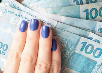 Governo federal bloqueia R$ 1,6 bilhão em despesas do Orçamento de 2026 para cumprir regras fiscais. Projeção indica superávit primário de R$ 3,5 bilhões.