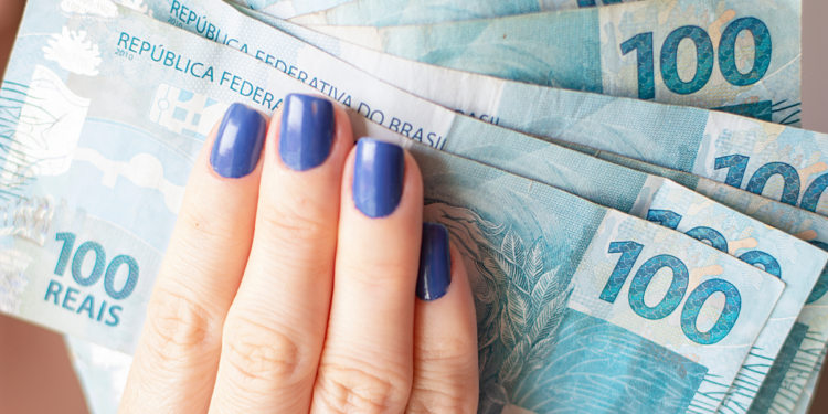 Governo federal bloqueia R$ 1,6 bilhão em despesas do Orçamento de 2026 para cumprir regras fiscais. Projeção indica superávit primário de R$ 3,5 bilhões.
