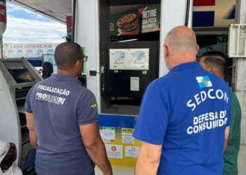 Procon-RJ e SEDCON notificam cinco distribuidoras para explicar possíveis aumentos nos preços dos combustíveis no Rio de Janeiro. Empresas têm cinco dias para apresentar documentos.