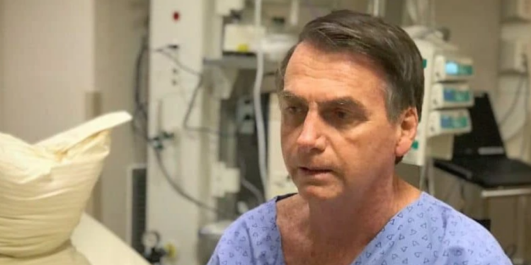 Jair Bolsonaro apresenta melhora clínica e laboratorial após tratamento contra broncopneumonia, segundo boletim do Hospital DF Star. Ex-presidente segue internado na UTI sem previsão de alta.