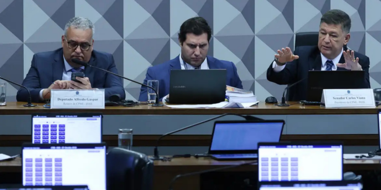 Mais um habeas corpus suspendeu temporariamente a CPI Mista do INSS, desta vez envolvendo Aristides Veras dos Santos, presidente da Contag. O presidente da comissão, senador Carlos Viana, critica o impacto nas investigações.
