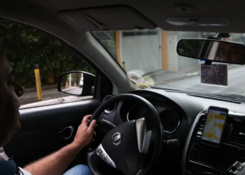 Ministério da Justiça determina que aplicativos informem quanto repassam a motoristas e entregadores. Medida prevê multas e novas ações para a categoria.