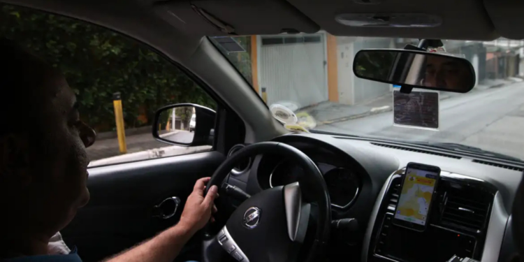Ministério da Justiça determina que aplicativos informem quanto repassam a motoristas e entregadores. Medida prevê multas e novas ações para a categoria.