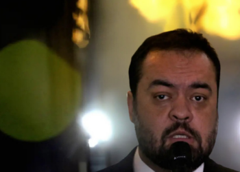 TSE retoma julgamento que pode deixar Cláudio Castro inelegível. Ex-governador do RJ renunciou ao cargo, mas ainda pode ser impedido de disputar eleições.