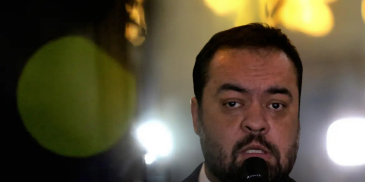 TSE retoma julgamento que pode deixar Cláudio Castro inelegível. Ex-governador do RJ renunciou ao cargo, mas ainda pode ser impedido de disputar eleições.