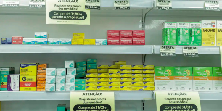 Nova lei permite farmácias dentro de supermercados no Brasil, com exigências sanitárias, presença de farmacêutico e regras para venda de medicamentos controlados.
