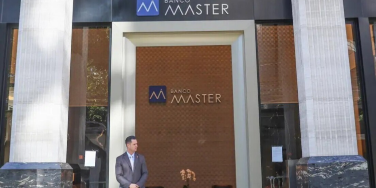 Avanço das investigações sobre o Banco Master expõe ligações políticas e amplia tensão em Brasília. Caso pode gerar impacto institucional e eleitoral.