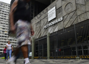 Petrobras mantém produção máxima de combustíveis, aumenta entregas às distribuidoras e avalia notificação da ANP sobre leilões de diesel e gasolina suspensos, diante da volatilidade do mercado internacional.