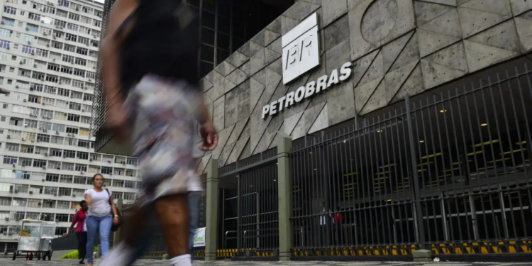 Petrobras mantém produção máxima de combustíveis, aumenta entregas às distribuidoras e avalia notificação da ANP sobre leilões de diesel e gasolina suspensos, diante da volatilidade do mercado internacional.