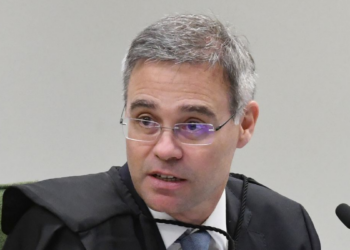 Em palestra na OAB-RJ, o ministro do STF André Mendonça afirma que juízes devem julgar com responsabilidade e integridade, mantendo serenidade diante de casos complexos, como o Banco Master.