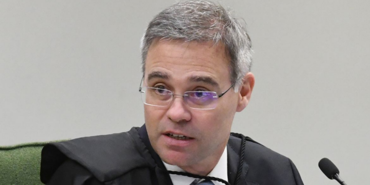 Em palestra na OAB-RJ, o ministro do STF André Mendonça afirma que juízes devem julgar com responsabilidade e integridade, mantendo serenidade diante de casos complexos, como o Banco Master.