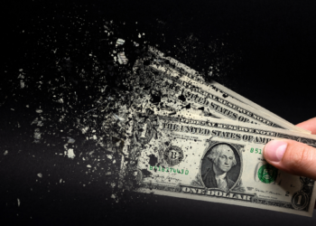 A dívida pública dos Estados Unidos atingiu US$ 39 trilhões, segundo dados do Tesouro. Gastos militares, estímulos econômicos e juros elevados pressionam finanças do país, com impacto no déficit fiscal e credores internacionais.