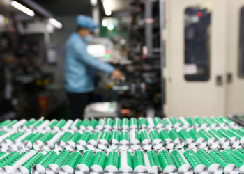 Pesquisadores na China criam técnica inovadora para reciclar baterias de íon-lítio, obtendo lítio com 95% de eficiência a partir de CO₂ e água. Resíduos sólidos geram catalisadores e o processo é mais sustentável que métodos tradicionais.