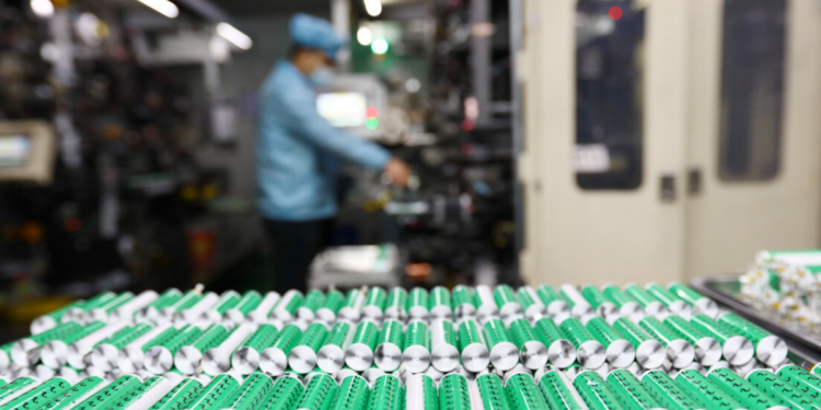 Pesquisadores na China criam técnica inovadora para reciclar baterias de íon-lítio, obtendo lítio com 95% de eficiência a partir de CO₂ e água. Resíduos sólidos geram catalisadores e o processo é mais sustentável que métodos tradicionais.