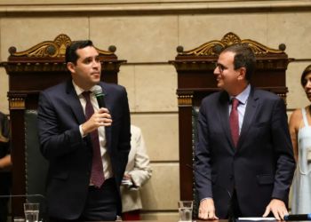 Eduardo Cavaliere é empossado prefeito do Rio de Janeiro nesta sexta-feira (20), durante cerimônia no Palácio da Cidade. Paes se despede antes de concorrer ao governo do estado em outubro.
