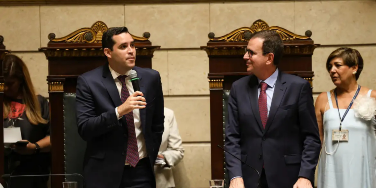 Eduardo Cavaliere é empossado prefeito do Rio de Janeiro nesta sexta-feira (20), durante cerimônia no Palácio da Cidade. Paes se despede antes de concorrer ao governo do estado em outubro.