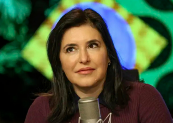 Simone Tebet anuncia filiação ao PSB e candidatura ao Senado por São Paulo, deixando o MDB após aliança da sigla com Tarcísio de Freitas. A ministra integrará a chapa de Fernando Haddad nas eleições 2026.
