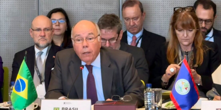 Mauro Vieira defende maior integração entre países da América Latina e Caribe durante reunião da CELAC em Bogotá, destacando desafios como migração, clima e crime transnacional.